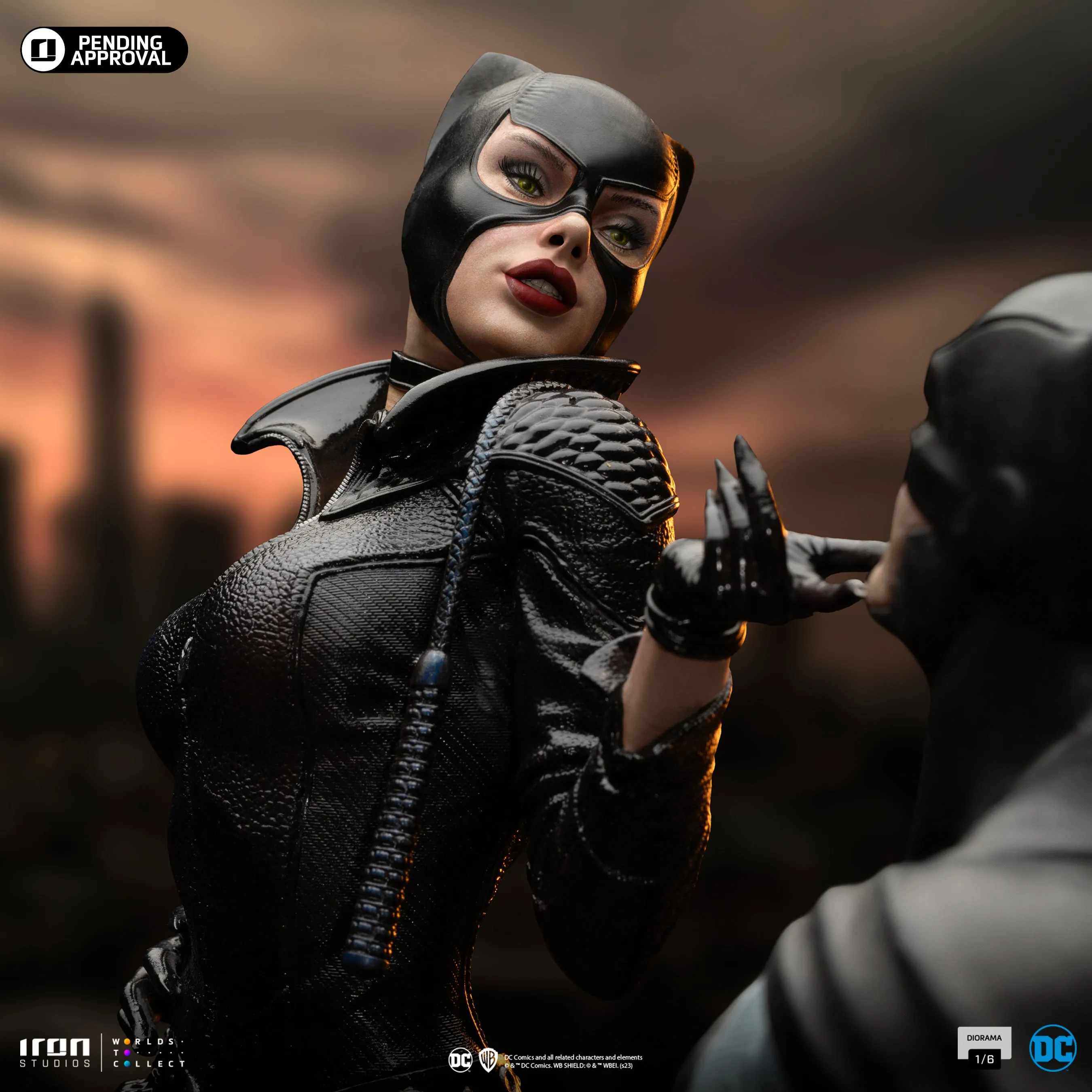 Batman and Catwoman Diorama 1/6 Scale Statue Pre-order