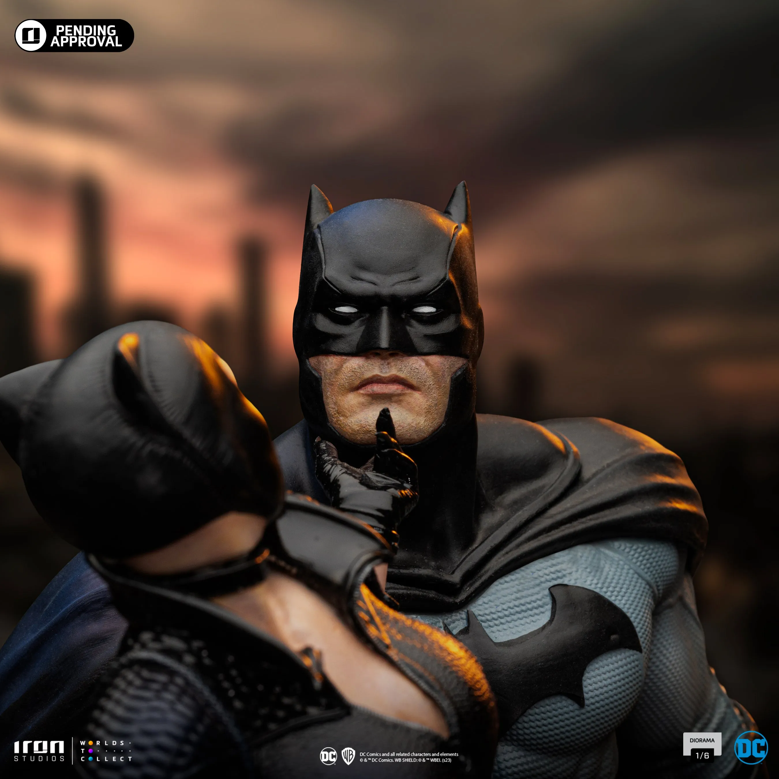 Batman and Catwoman Diorama 1/6 Scale Statue Pre-order