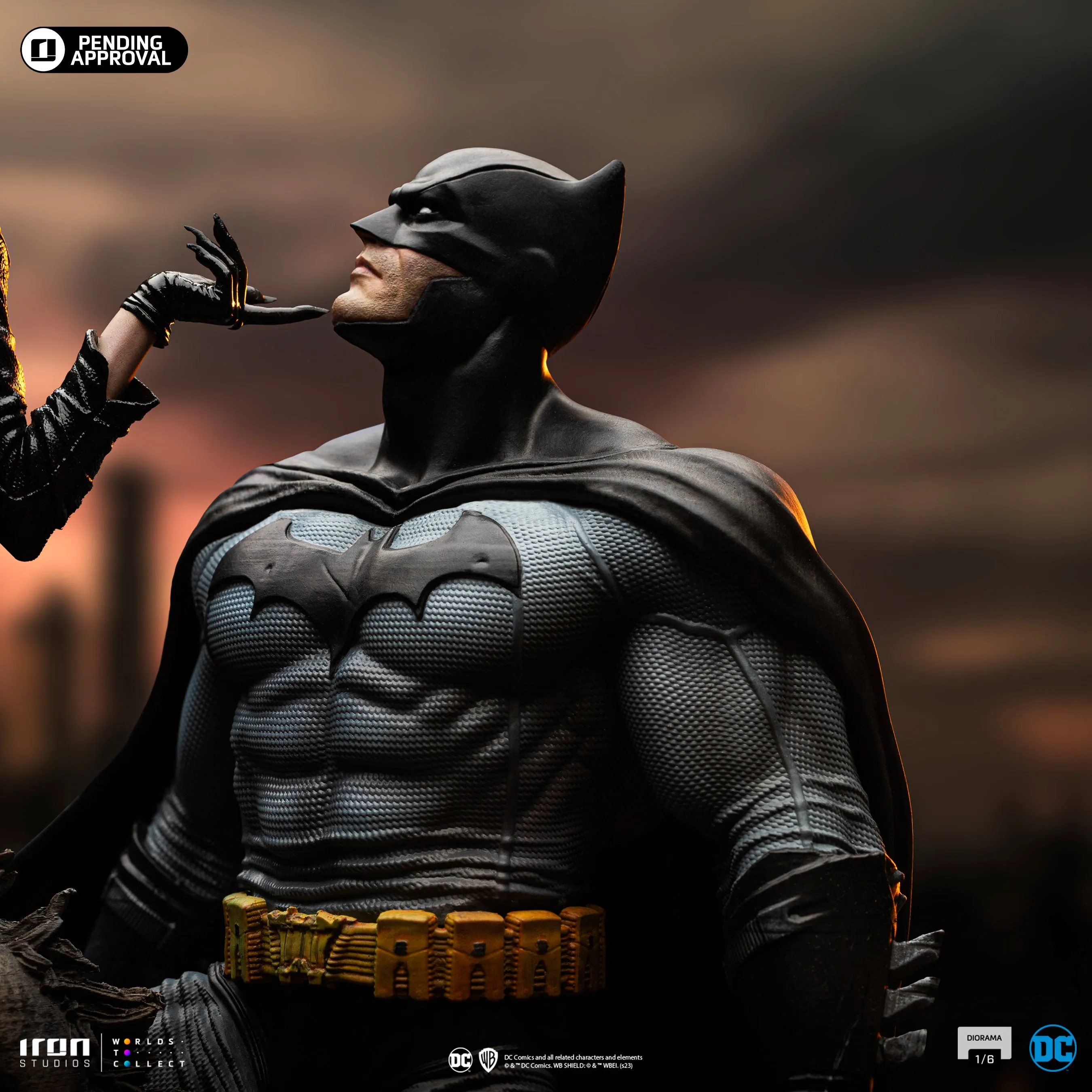 Batman and Catwoman Diorama 1/6 Scale Statue Pre-order