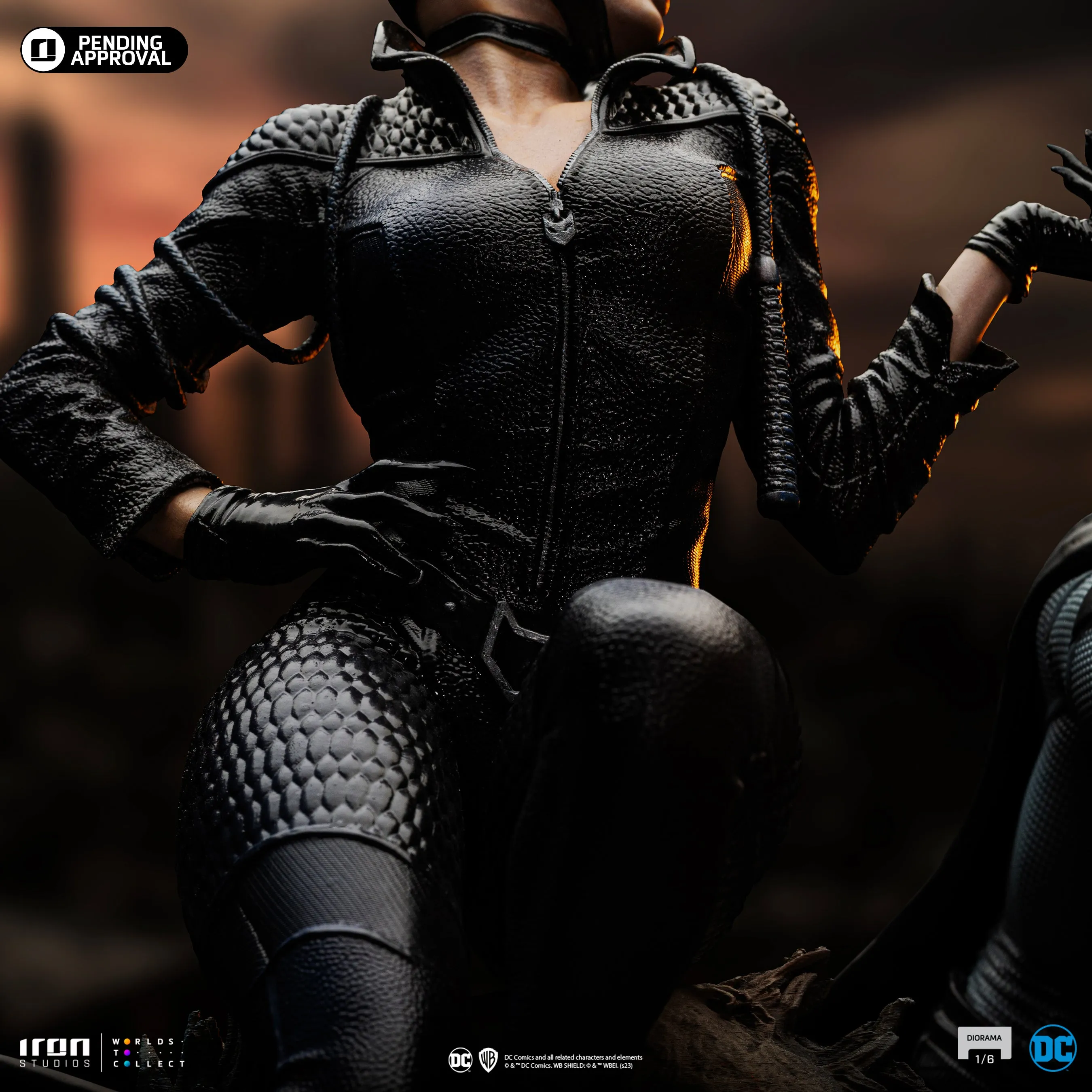Batman and Catwoman Diorama 1/6 Scale Statue Pre-order
