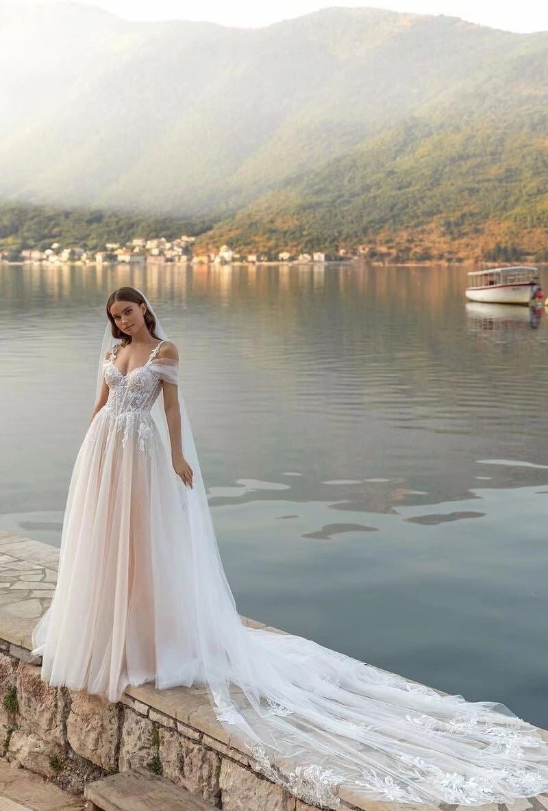 Boho Off Shoulder Tulle Wedding Dresses for Bride Lace Applique Long Train Bridal Gowns