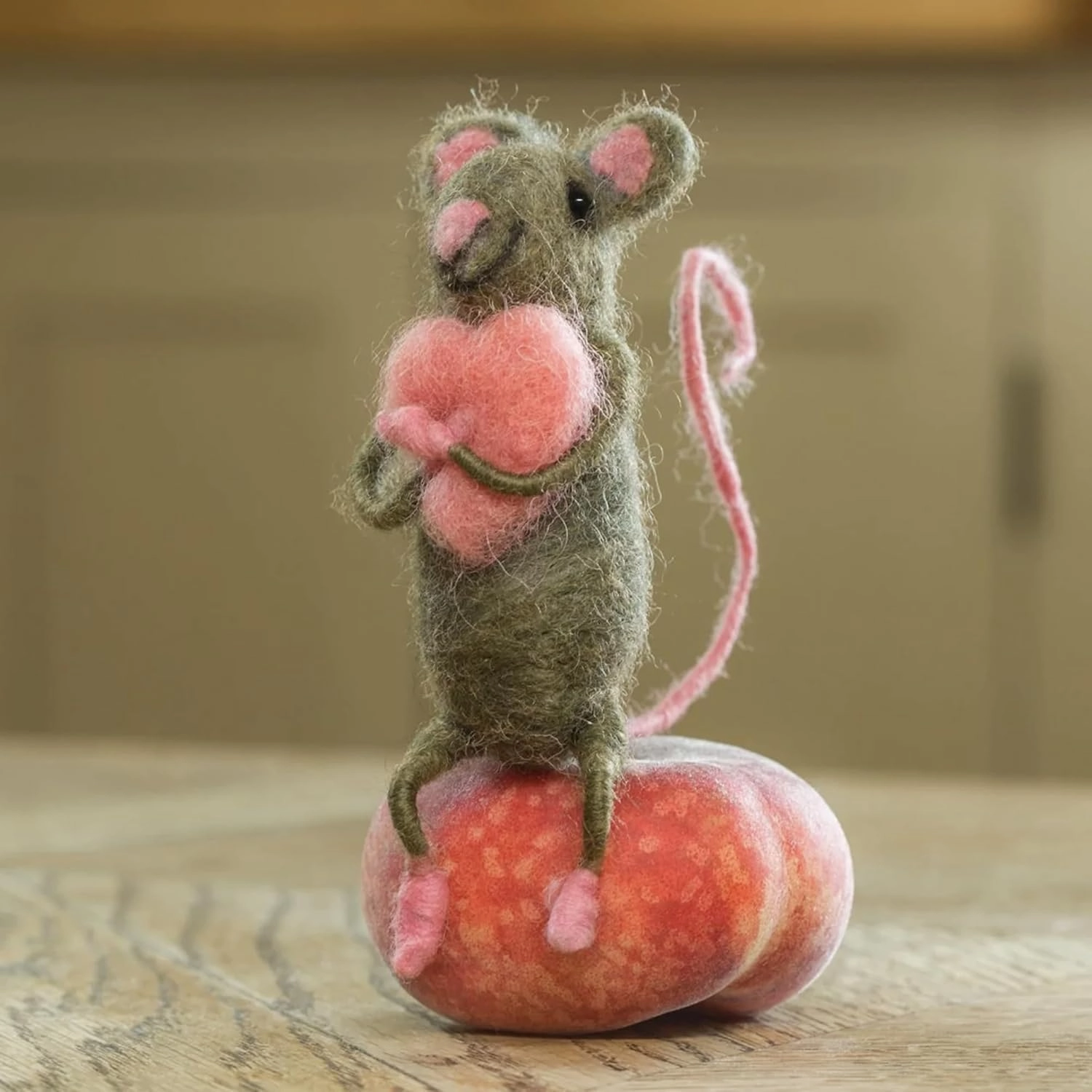 l Hand Felted Sitting Hugging Heart Mouse l Organic Wool l Hand Made Home Decor l Natural Fibres l Fair Trade l Plush Novelty Animal Ornament, 5060998805440