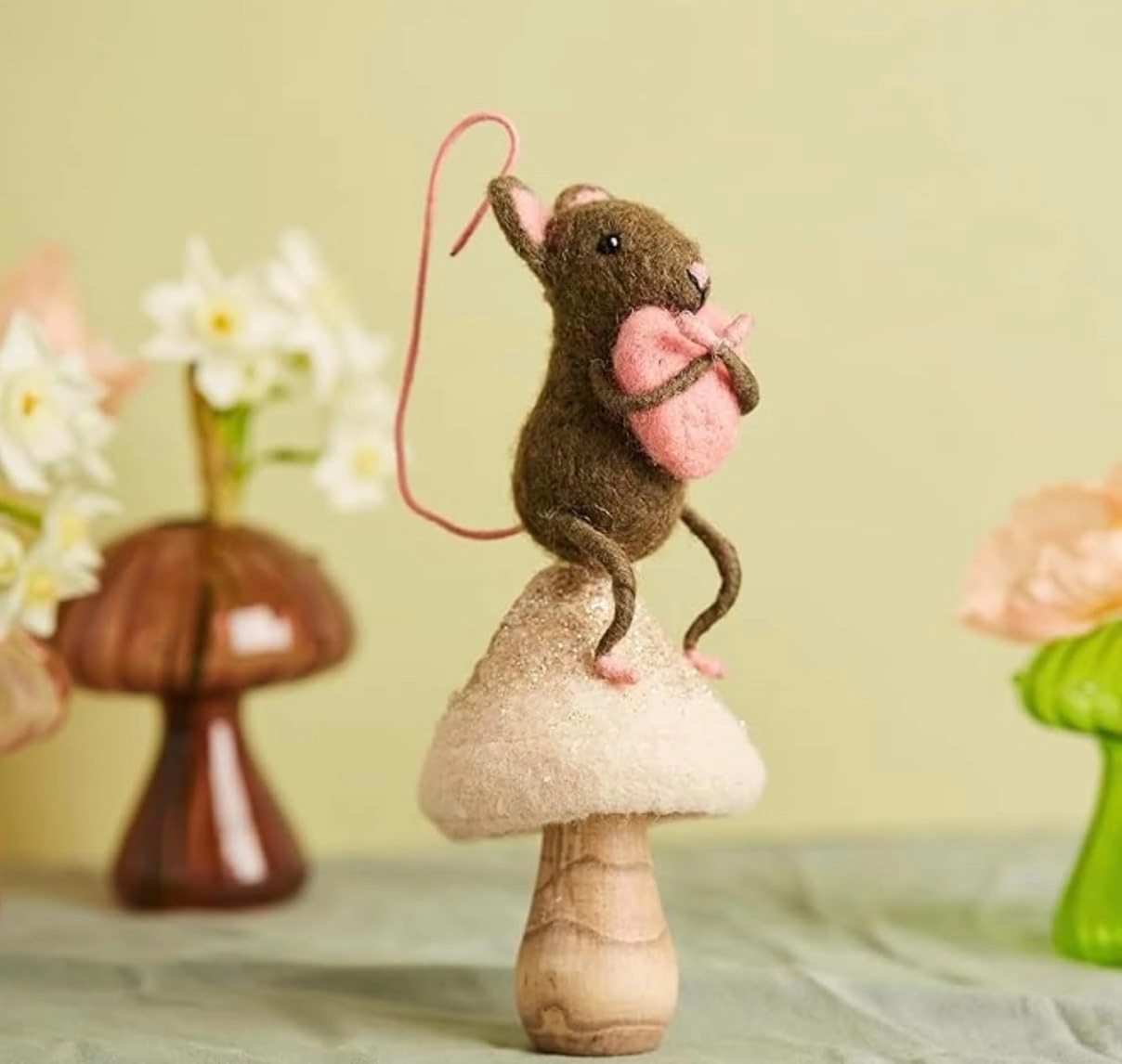 l Hand Felted Sitting Hugging Heart Mouse l Organic Wool l Hand Made Home Decor l Natural Fibres l Fair Trade l Plush Novelty Animal Ornament, 5060998805440