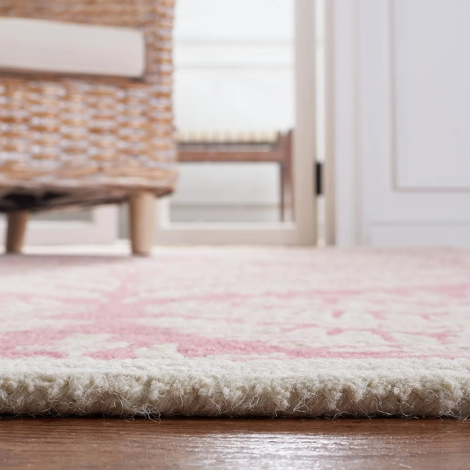 SAFAVIEH Capri Collection Area Rug - 5' x 8', Pink & Ivory, Handmade Wool, Ideal for High Traffic Areas in Living Room, Bedroom (CPR208R)