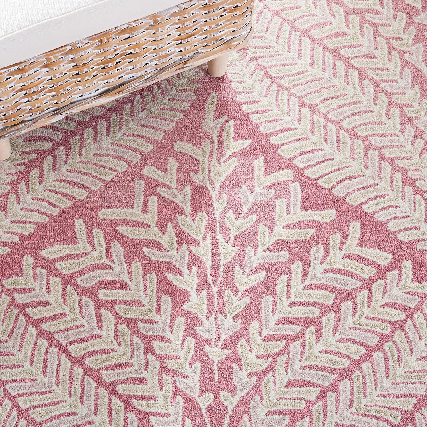 SAFAVIEH Capri Collection Area Rug - 5' x 8', Pink & Ivory, Handmade Wool, Ideal for High Traffic Areas in Living Room, Bedroom (CPR208R)