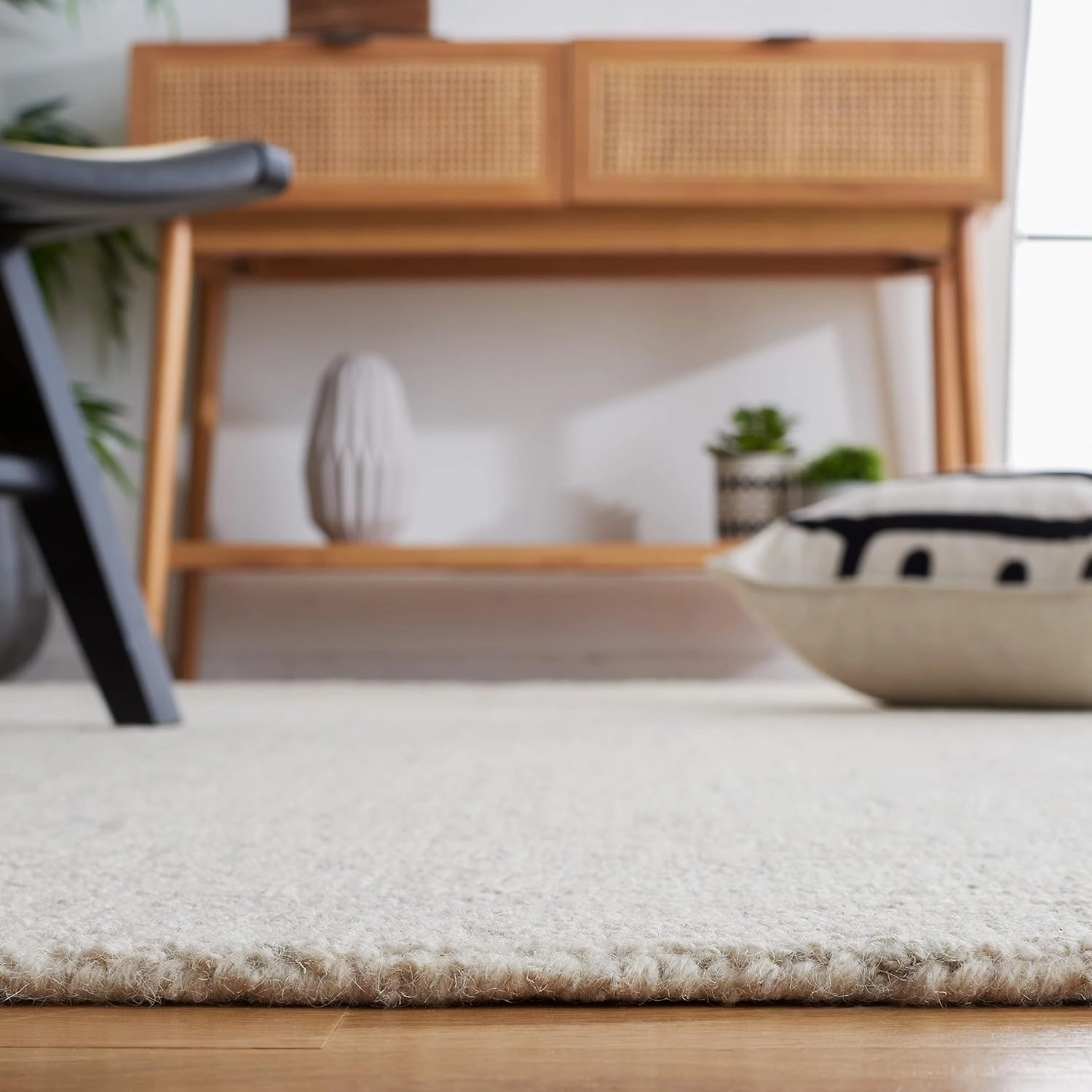 SAFAVIEH Micro-Loop Collection Area Rug - 5' x 8', Light Grey & Ivory, Handmade Wool, Ideal for High Traffic Areas in Living Room, Bedroom (MLP537F)