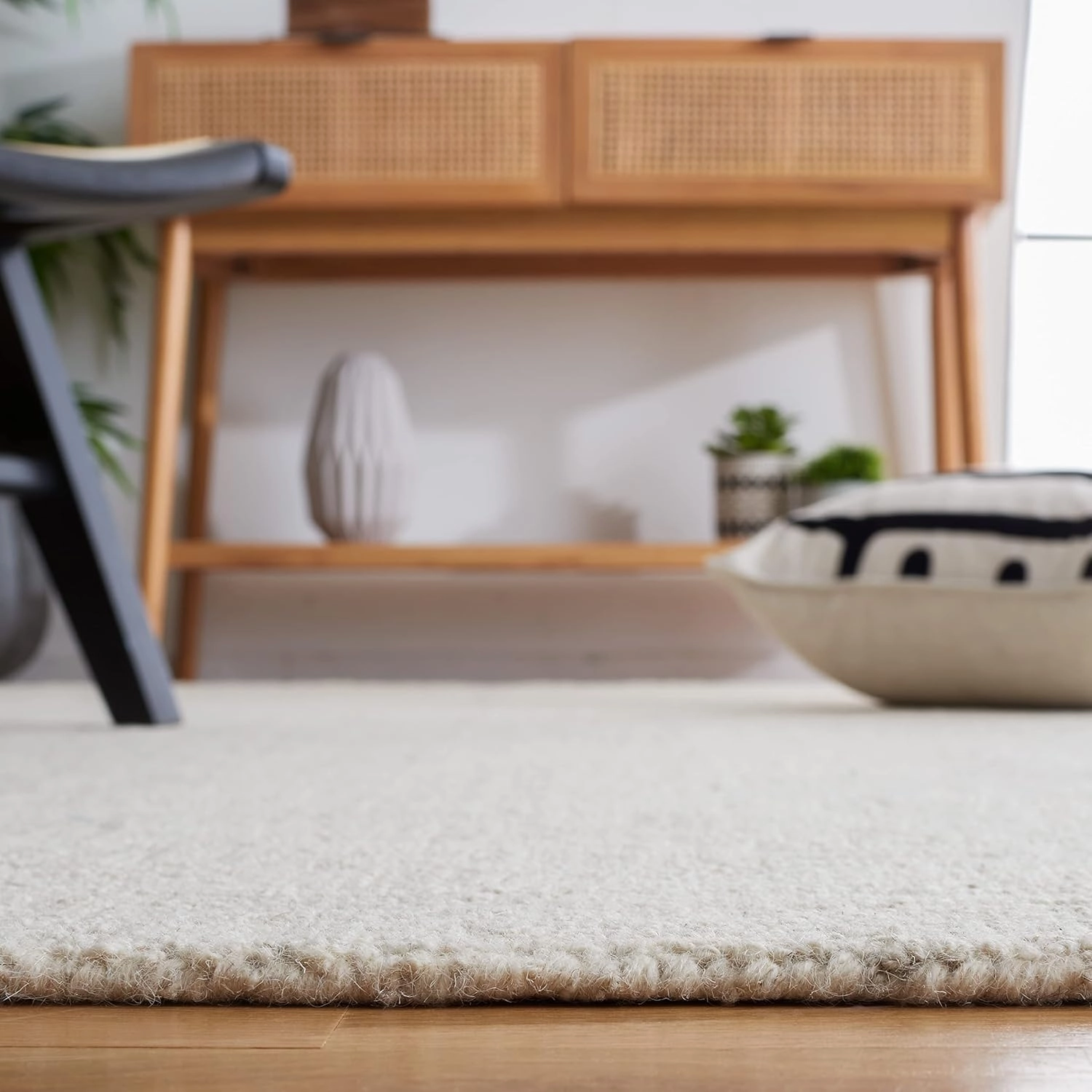 SAFAVIEH Micro-Loop Collection Runner Rug - 2'3" x 7', Light Grey & Ivory, Handmade Wool, Ideal for High Traffic Areas in Living Room, Bedroom (MLP537F)